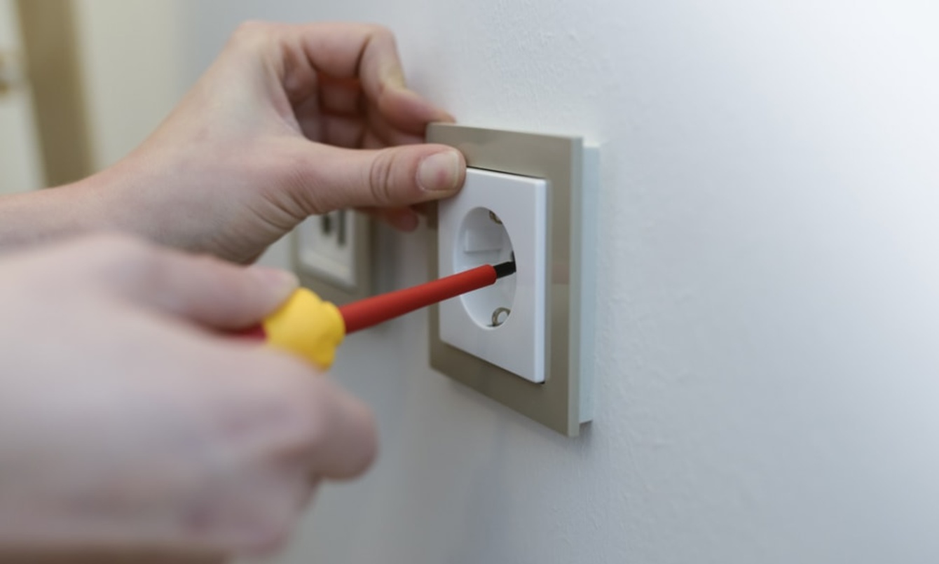 Elektro­installation bei M&B Elektrotechnik GmbH in Unterwellenborn OT Bucha